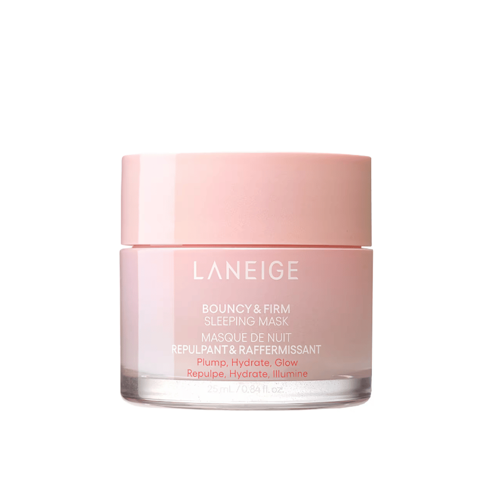 Laneige Bouncy & Firm Sleeping Mask i en rosa glasskrukke med et matchende lokk. Produktet, som rommer 25 ml, er designet for å gi plump, fuktighet og glød over natten. Teksten på krukken inkluderer "Plump, Hydrate, Glow."