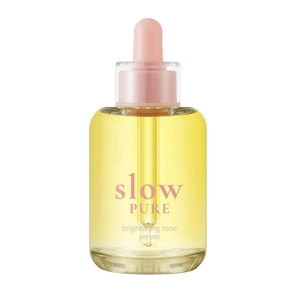Slow Pure Brightening Tone Serum i klar glassflaske med pipette, fylt med glansgivende gult serum.