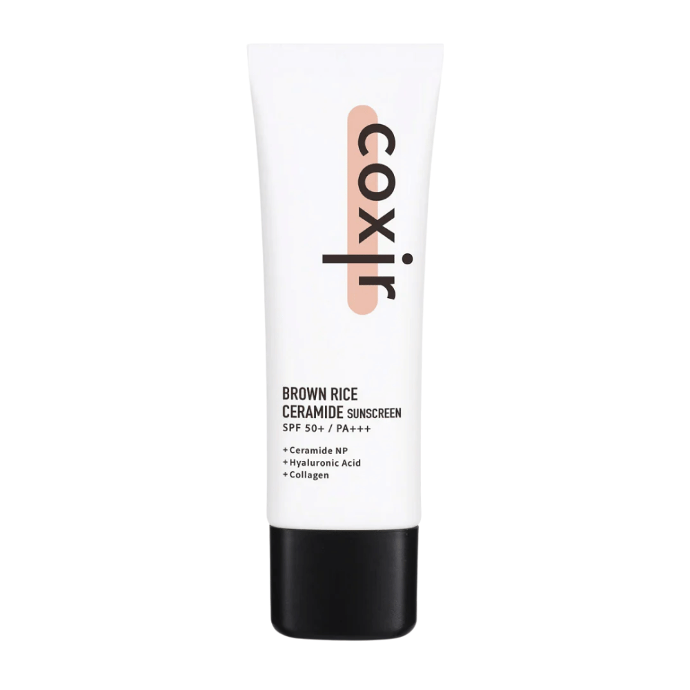 Produktbilde av Coxir Brown Rice Ceramide Sunscreen i hvit tube med svart kork, SPF 50+ PA+++, inneholder ceramider, hyaluronsyre og kollagen.