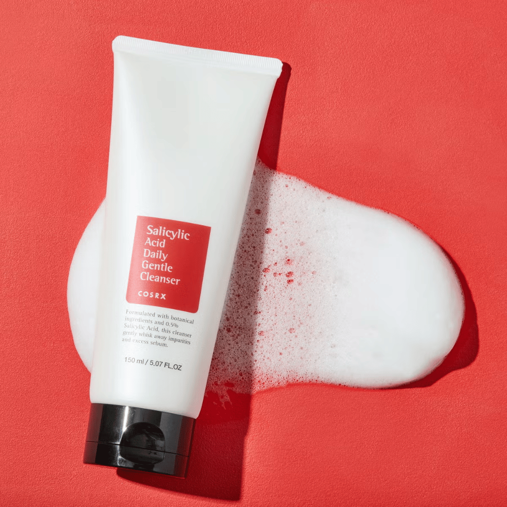 COSRX Salicylic Acid Daily Gentle Cleanser 150ml – effektiv ansiktsrens med salisylsyre mot akne, hudormer og uren hud, vist med skum.
