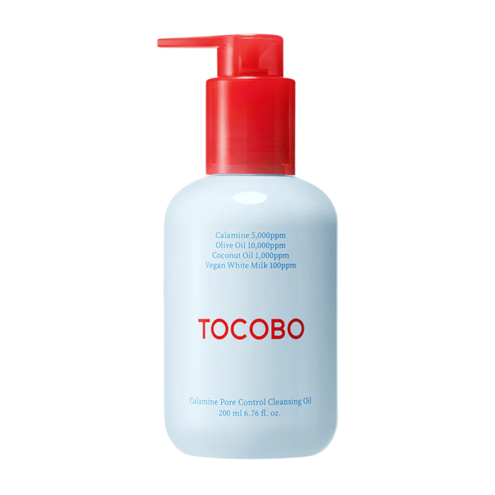 TOCOBO Calamine Pore Control Cleansing Oil med rød pumpeflaske og blå tekst på lyseblå flaske, viser hovedingredienser og volum 200 ml.