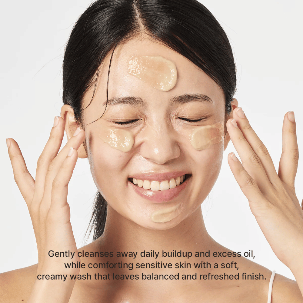 Kvinne påfører Arencia Calendula Rice Mochi Cleanser – skånsom koreansk rens som fjerner olje og urenheter samtidig som huden føles frisk og balansert.