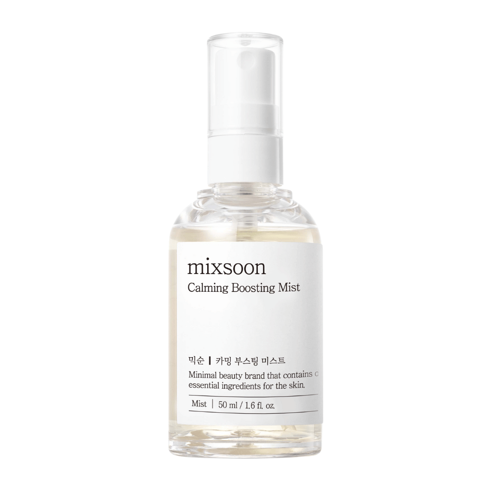 En gjennomsiktig sprayflaske med Mixsoon Calming Boosting Mist. Flasken er merket med en enkel, hvit etikett som viser produktnavnet og beskriver innholdet som essensielle ingredienser for huden, i en minimalistisk stil.