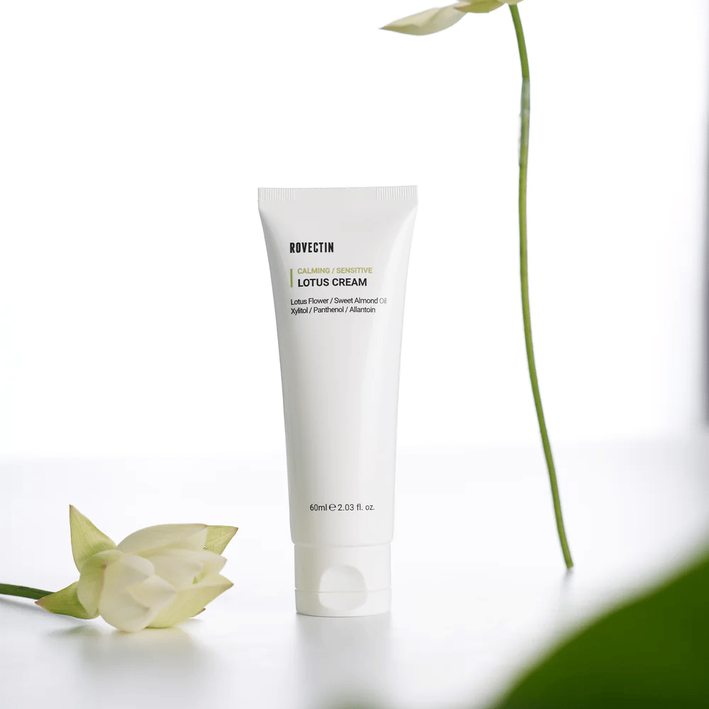 Tub med Rovectin Lotus Cream för lugnande och känslig hudvård, presenterad med en lotusblomma.