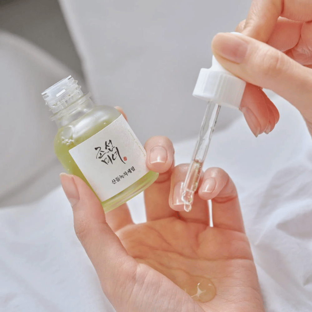 Hånd drypper Beauty of Joseon Calming Serum Green Tea + Panthenol på huden – beroligende koreansk serum for sensitiv hud.