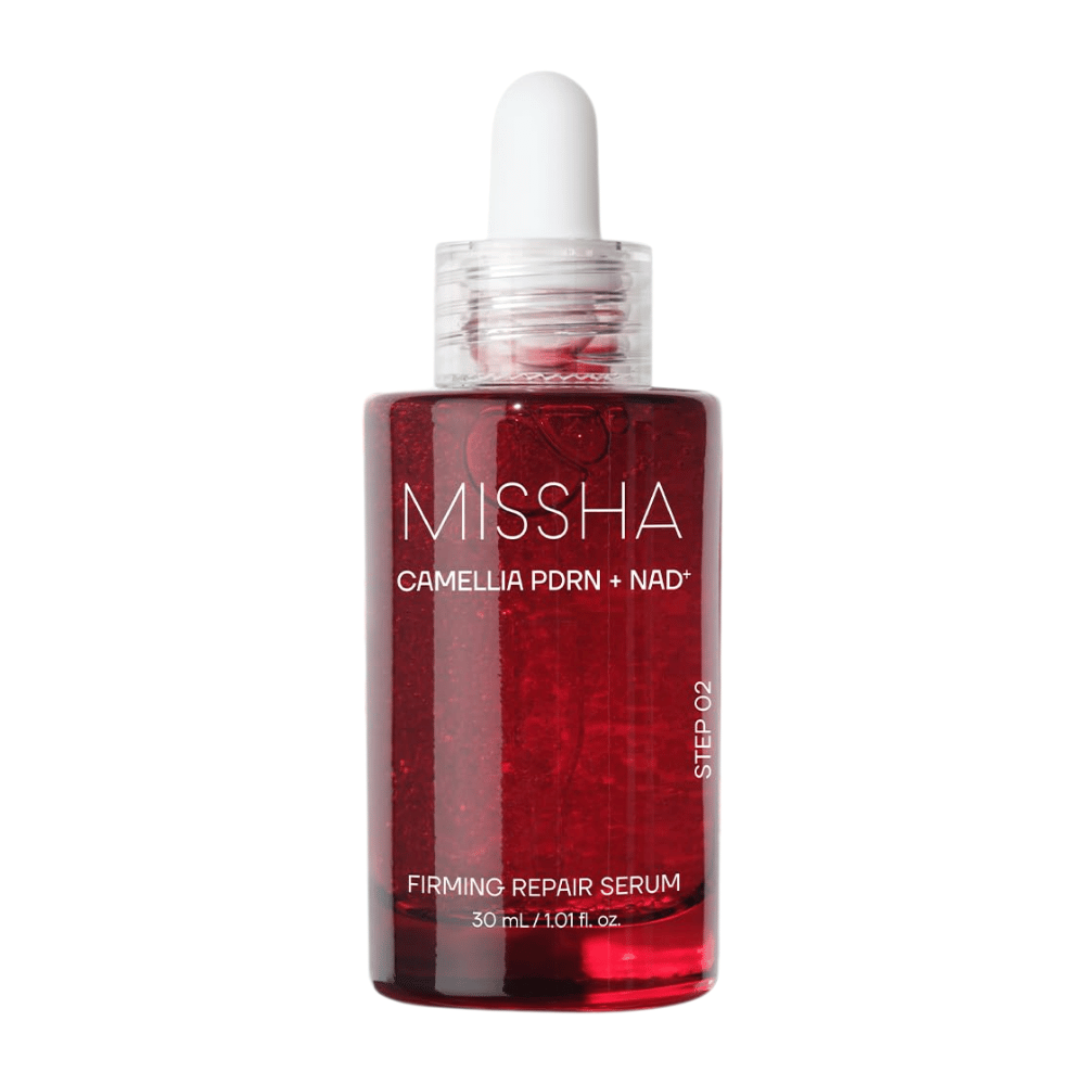 7. MISSHA Camellia PDRN NAD+ Firming Repair Serum 30 ml – rød glassflaske med pipette og synlige røde kapsler mot hvit bakgrunn