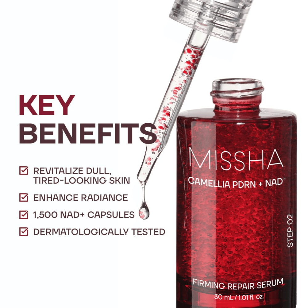 5. MISSHA Camellia PDRN NAD+ Firming Repair Serum – rød serumflaske med pipette og synlige kapsler samt produktets viktigste fordeler