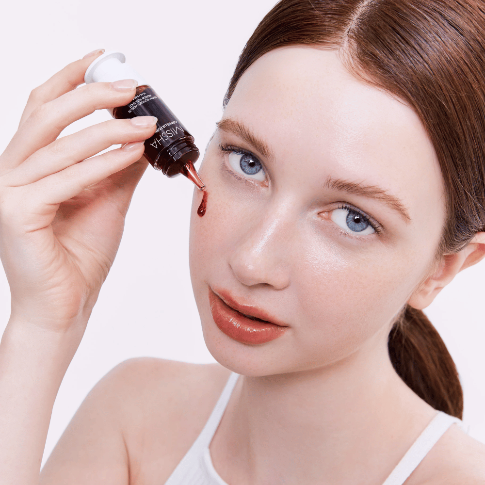 5. MISSHA Camellia PDRN NAD+ High-Potency Acid 25 Renew Peel Shot – ansiktspeeling med rød formel påføres huden