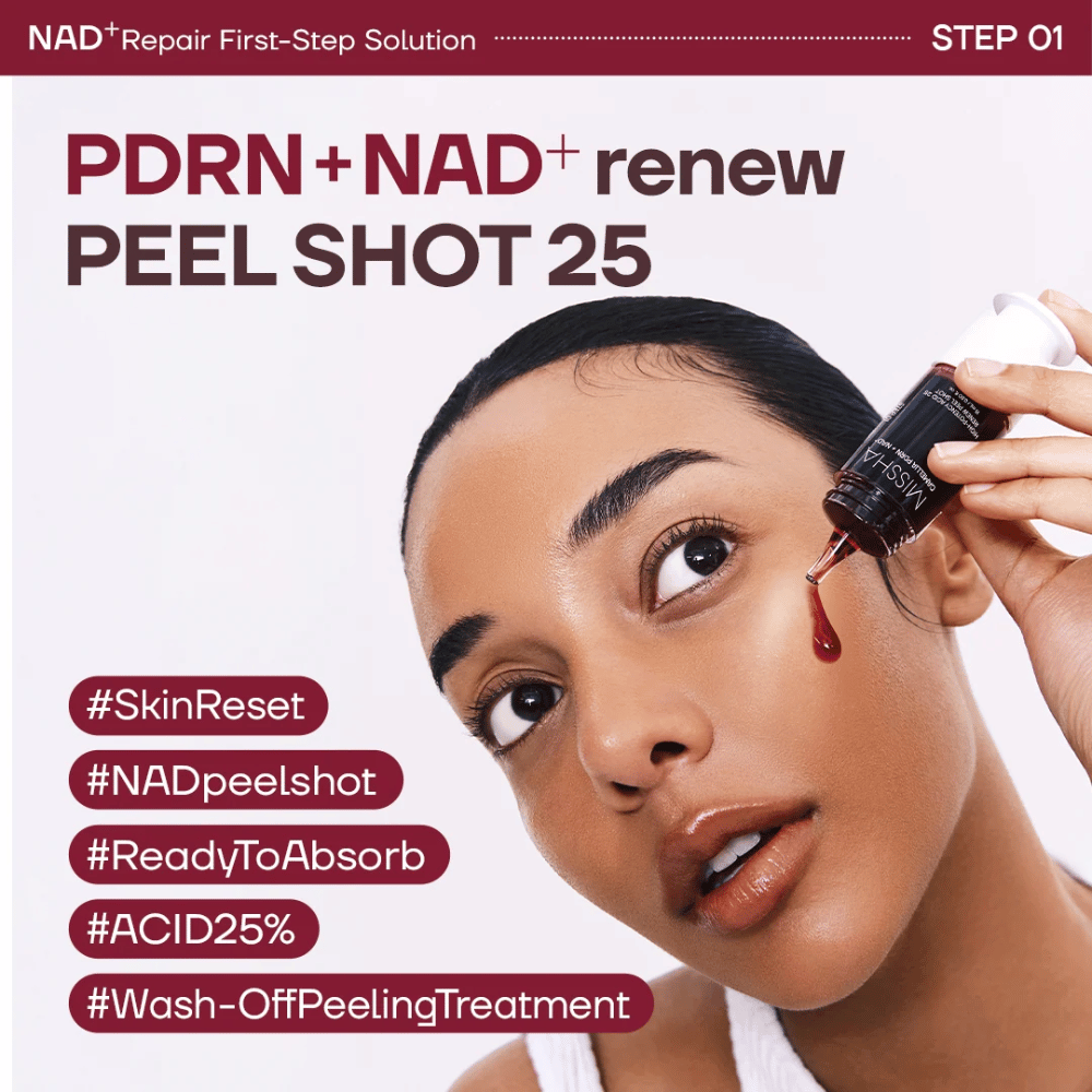 4. MISSHA Camellia PDRN NAD+ High-Potency Acid 25 Renew Peel Shot – modell påfører eksfolierende peeling på kinnet