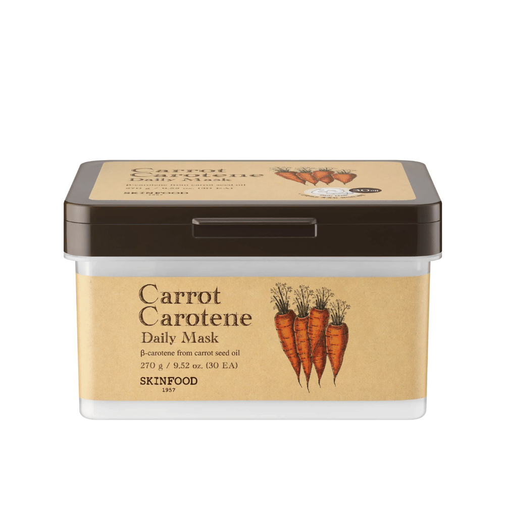 En pakke "Carrot Carotene Daily Mask" fra SKINFOOD, som inneholder 30 ansiktsmasker. Produktet er beriket med β-karoten fra gulrotfrøolje og er designet for daglig bruk. Pakken er robust med en vintage-inspirert etikett som fremhever gulrøtter som hovedingrediens.