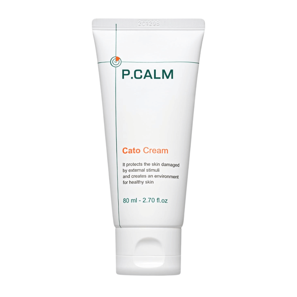 Frilagt produktbilde av P.CALM Cato Cream på lys bakgrunn. Det minimalistiske tubedesignet fremhever hudpleieproduktens rene og beroligende profil for sensitiv hud.