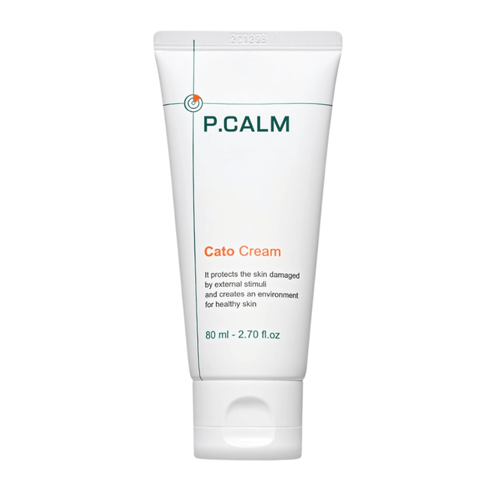 Frilagt produktbilde av P.CALM Cato Cream på lys bakgrunn. Det minimalistiske tubedesignet fremhever hudpleieproduktens rene og beroligende profil for sensitiv hud.