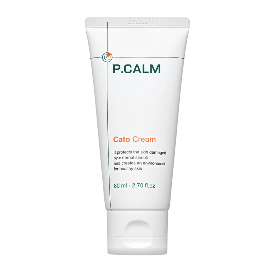 Frilagt produktbilde av P.CALM Cato Cream på lys bakgrunn. Det minimalistiske tubedesignet fremhever hudpleieproduktens rene og beroligende profil for sensitiv hud.