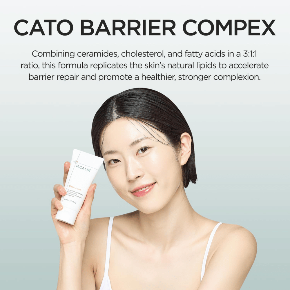 En modell holder opp P.CALM Cato Cream foran ansiktet sammen med informasjon om “Cato Barrier Complex”, som kombinerer ceramider, kolesterol og fettsyrer for å styrke hudbarrieren.