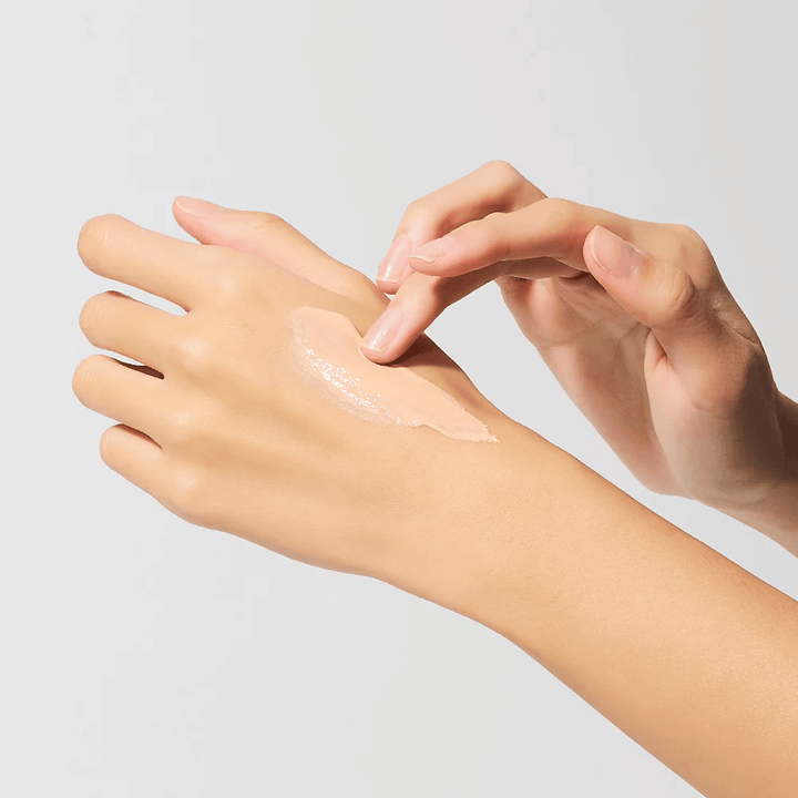 Påføring av Dr.Melaxin Cemenrete Eye Cream på hånd, kremet øyekrem med kalsium og elastin som absorberes raskt og gir intens fuktighet.