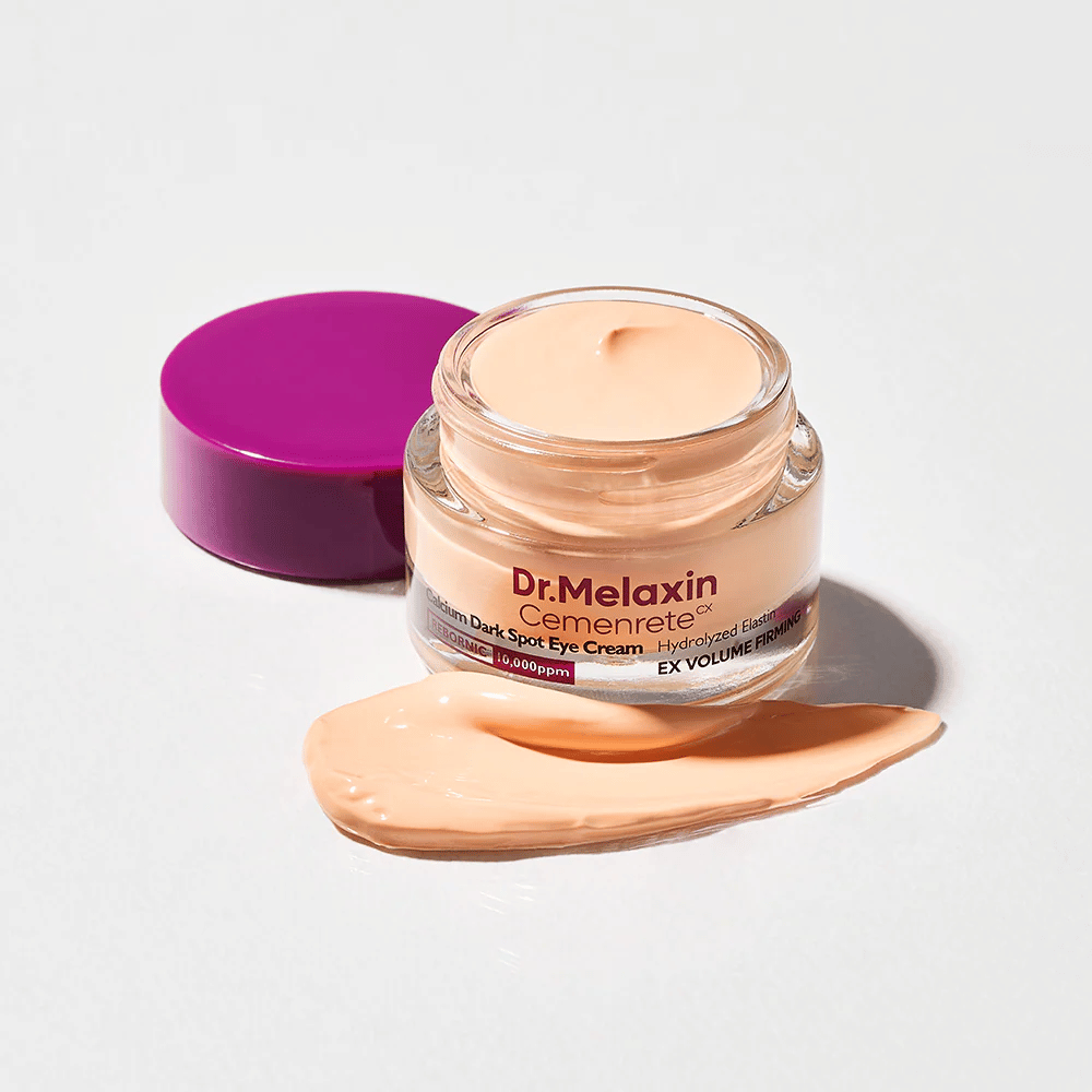 Dr.Melaxin Cemenrete Calcium Dark Spot Eye Cream i åpen krukke med kremtekstur, øyekrem som hjelper til med å redusere mørke ringer og gi fastere hud rundt øynene.