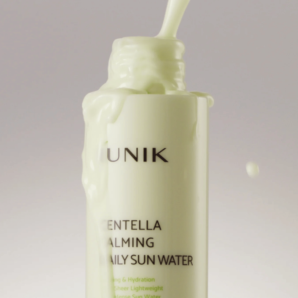 3. iUNIK Centella Calming Daily Sun Water – nærbilde av den lette, kremete konsistensen til en beroligende og fuktighetsgivende solbeskyttelse