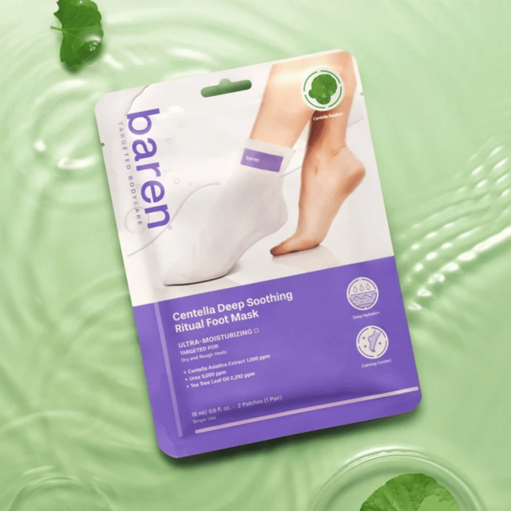 8. Baren Centella Deep Soothing Ritual Foot Mask – emballasje med beroligende fotmaske mot grønn bakgrunn med vann og centellablader