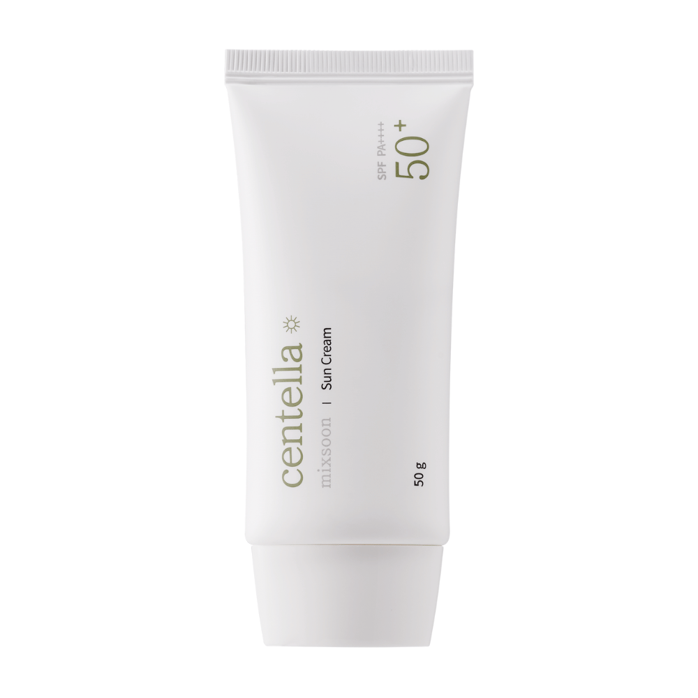 En hvit tube med Centella Sun Cream SPF 50+ PA++++. Tuben er enkel med grønne tekstdetaljer som inkluderer merkevaren og produktinformasjonen. Emballasjen inneholder 50 g solkrem.
