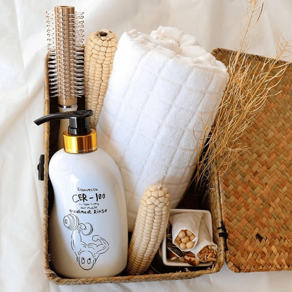 Elizavecca CER-100 Treatment Rinse – styrkende kollagenbalsam for krusete og kjemisk behandlet hår i naturlig baderomsmiljø