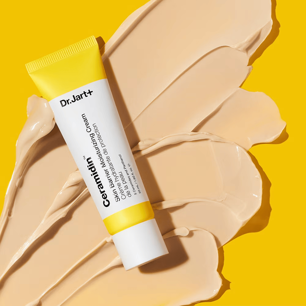 Tube med Dr. Jart+ Ceramidin Skin Barrier Moisturizing Cream mot en gul bakgrunn med krem spredt ut.