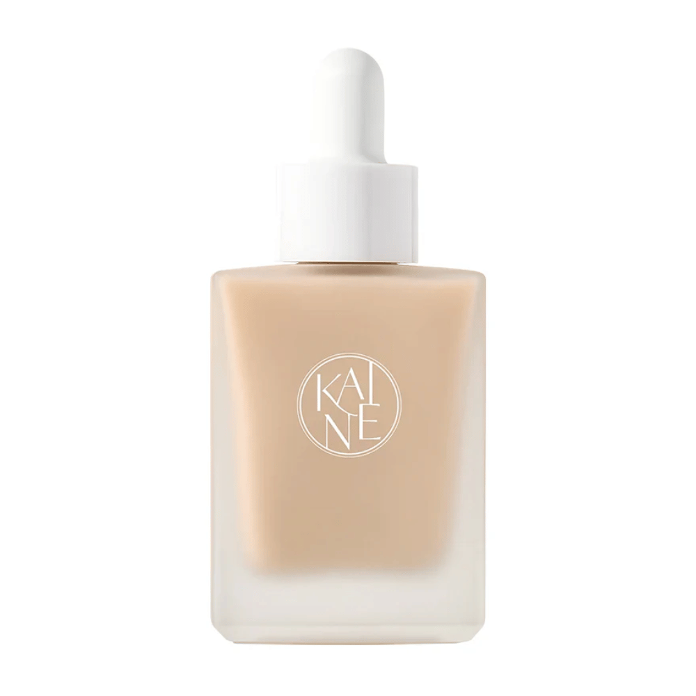 KANE Chaga Collagen Charging Serum i en elegant, frostet glassflaske med hvit pipette. Fuktighetsgivende serum beriket med kollagen og chagaekstrakt for fastere hud.