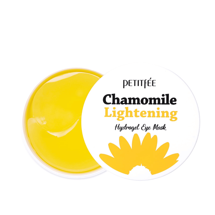 Frilagt produktbilde av PETITFEE Chamomile Lightening Hydrogel Eye Mask med åpen krukke som viser de gule hydrogel-patchene og den stilrene hvite emballasjen.