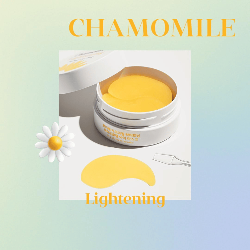 Kampanjebilde av PETITFEE Chamomile Lightening Hydrogel Eye Mask med gule hydrogel-patcher og kamilletema som fremhever brightening- og glow-effekt for øyeområdet.