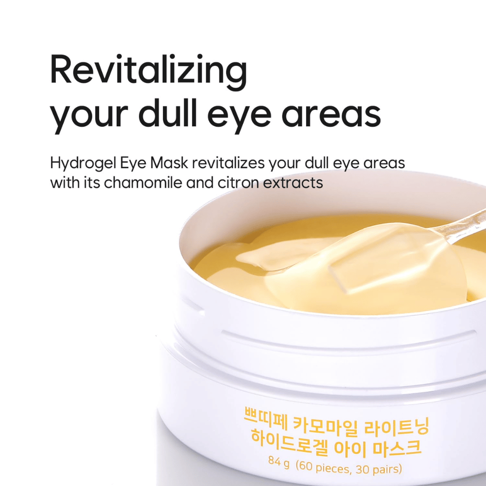 Produktbilde av Chamomile Lightening Hydrogel Eye Mask med fokus på revitalisering og glødgivende pleie for trøtte områder rundt øynene med kamille- og sitronekstrakt.