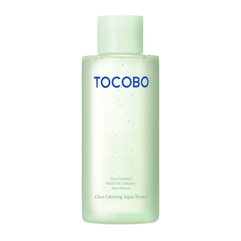 Frilagt produktbilde av TOCOBO Cica Calming Aqua Toner med minimalistisk lysegrønn design som fremhever den rene og beroligende følelsen i produktet.