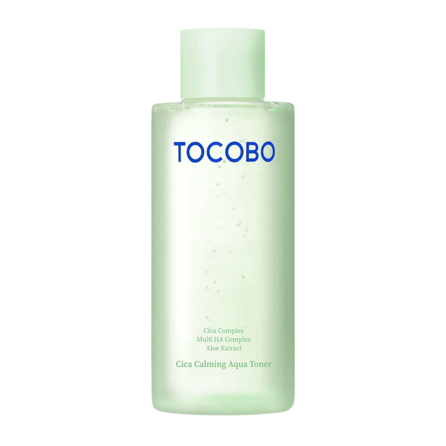 Frilagt produktbilde av TOCOBO Cica Calming Aqua Toner med minimalistisk lysegrønn design som fremhever den rene og beroligende følelsen i produktet.