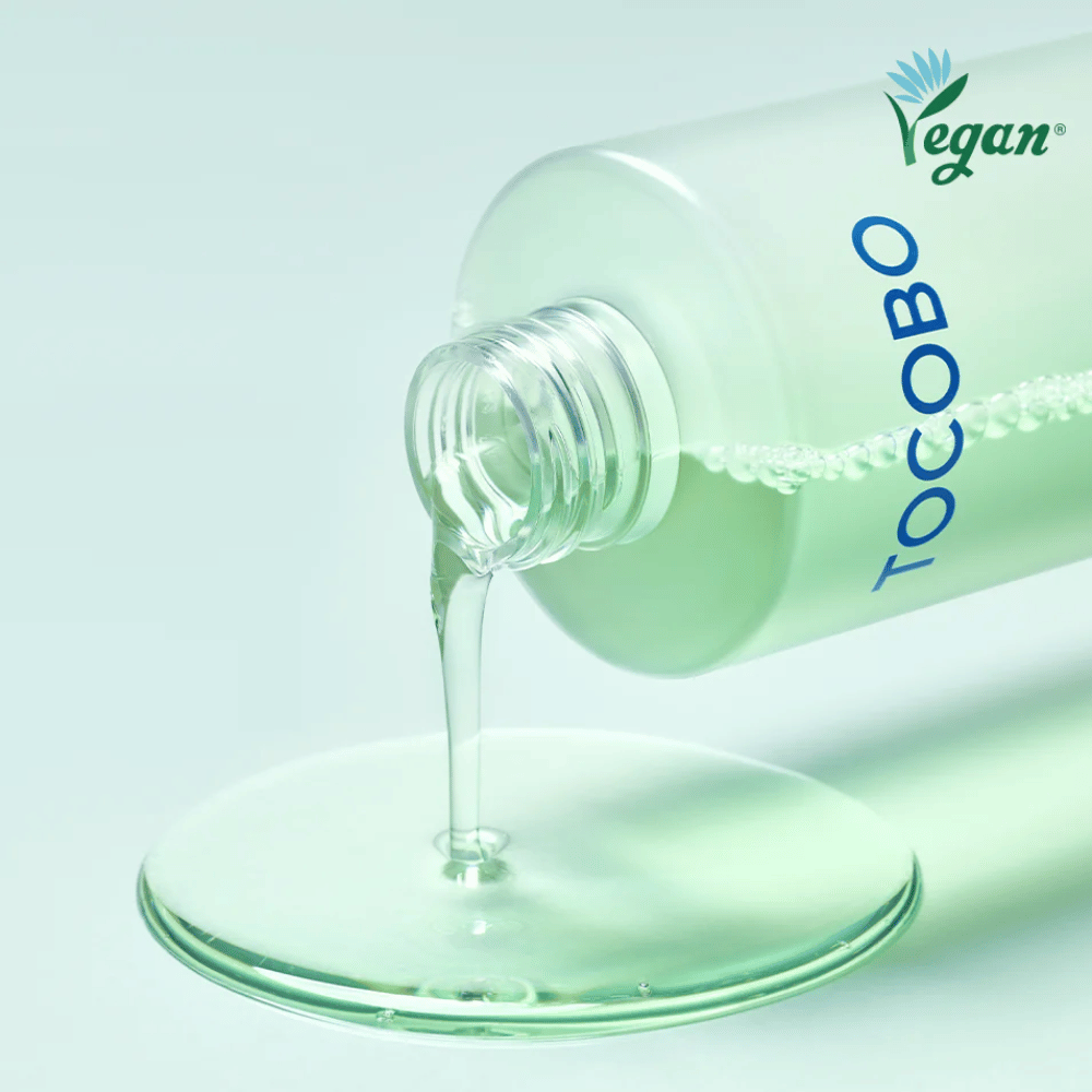 Nærbilde av TOCOBO Cica Calming Aqua Toner som helles ut for å fremheve den klare, lette og svalende konsistensen i produktet.
