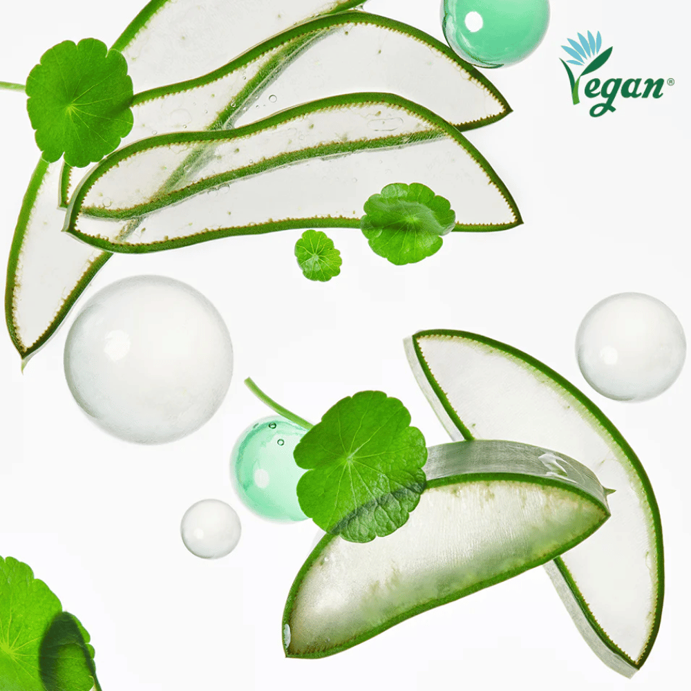 Ingrediensbilde som viser beroligende og fuktgivende planteekstrakter som aloe vera og centella asiatica sammen med vegansk merking og friske vannbobler som symboliserer fuktighet.