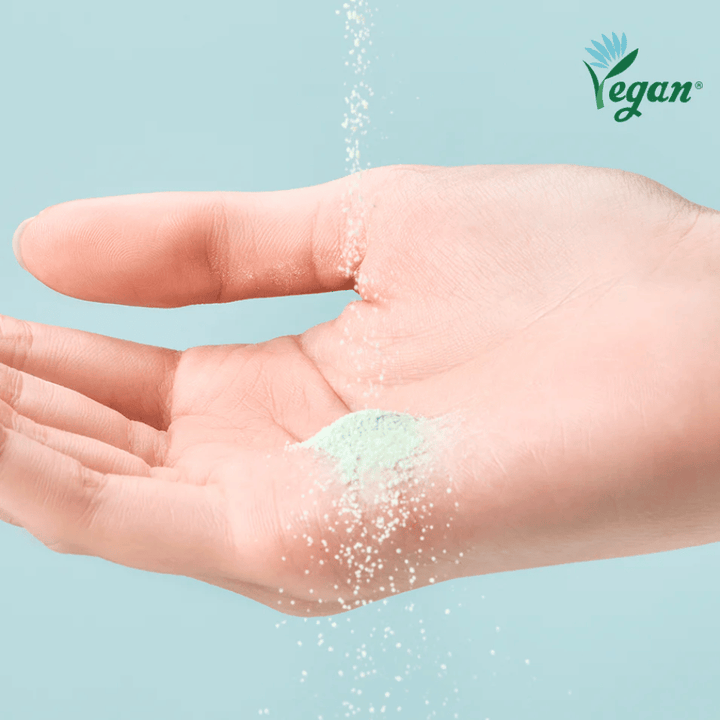 TOCOBO Cica Calming Powder Wash i pulverform som aktiveres med vann og renser huden skånsomt.