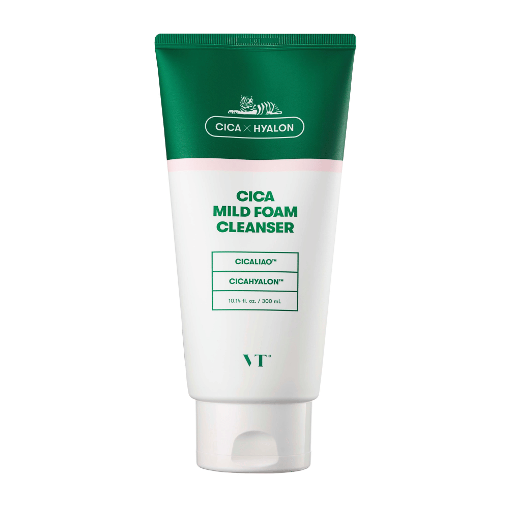 VT Cica Mild Foam Cleanser i en grønn og hvit tube mot hvit bakgrunn. Emballasjen viser ingrediensene CICALIAO™ og CICAHYALON™, samt at produktet inneholder 300 ml.