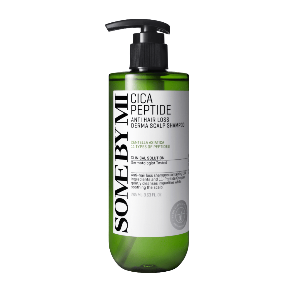 SOME BY MI Cica Peptide Anti Hair Loss Derma Scalp Shampoo i grønn plastflaske med svart pumpe og hvit etikett med svart tekst.
