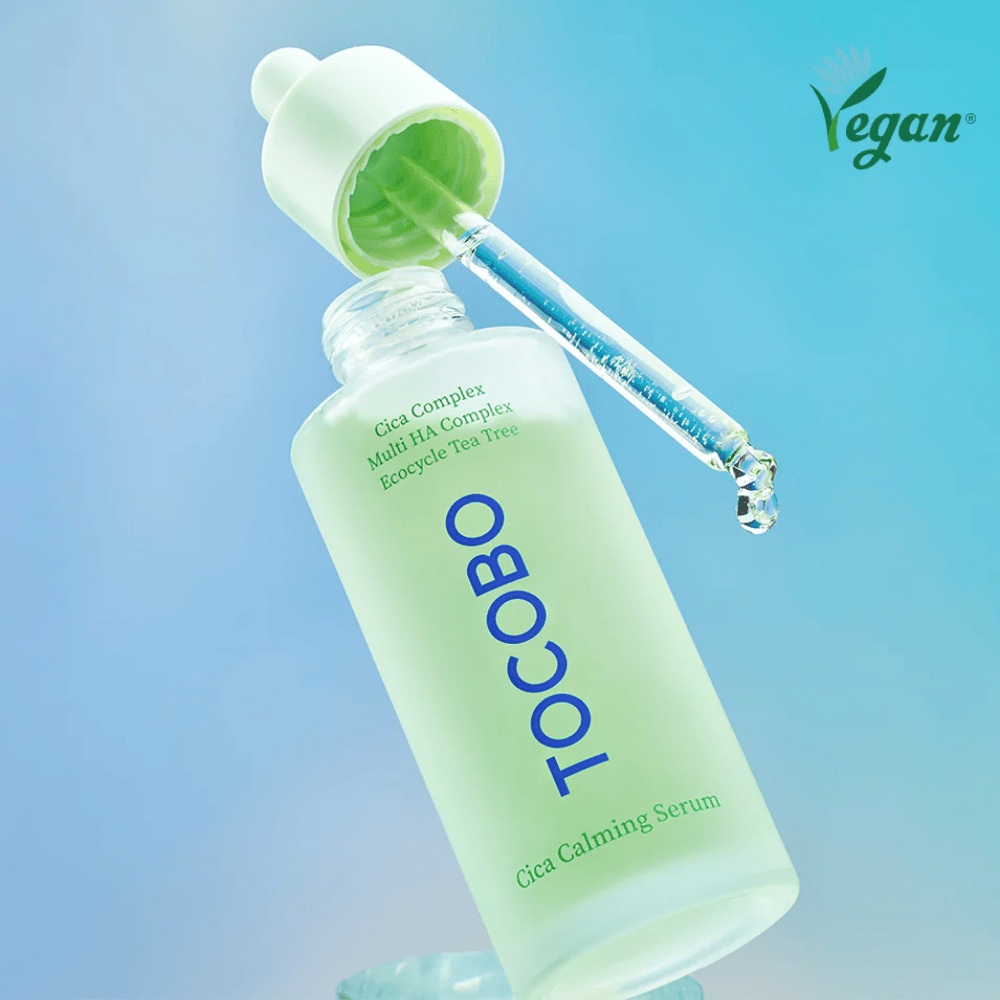 TOCOBO Cica Calming Serum med pipette mot blå bakgrunn, lett absorberende K-beauty serum som styrker hudbarrieren og passer sensitiv, fet og akneutsatt hud.