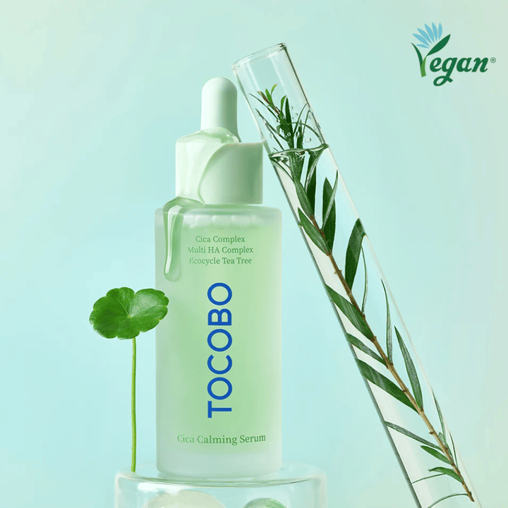 TOCOBO Cica Calming Serum sammen med cica-blader og tea tree, vegansk koreansk serum som beroliger rødhet, fukter i dybden og balanserer huden.