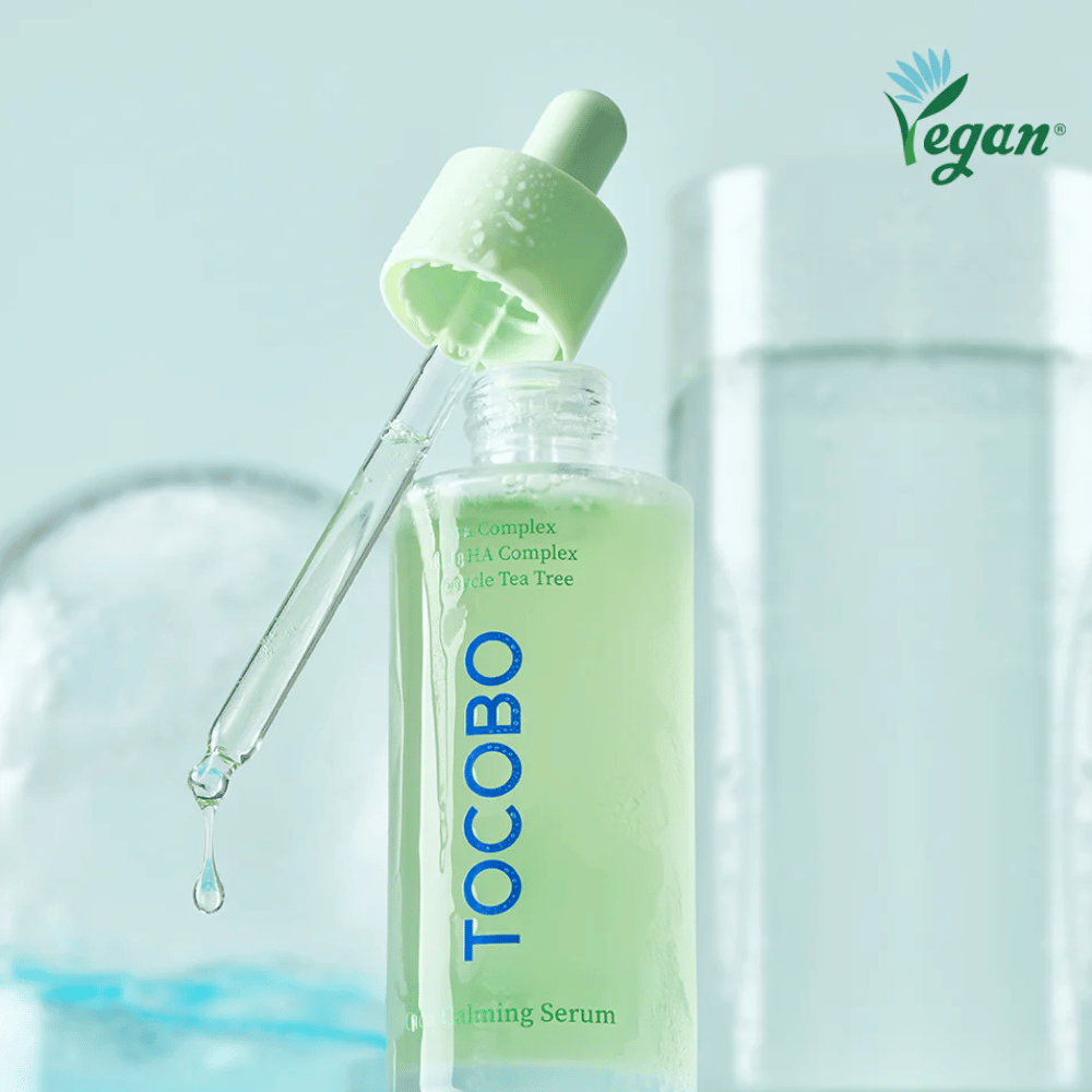 Nærbilde av TOCOBO Cica Calming Serum med pipette og dråper, fuktighetsgivende og beroligende ansiktsserum med cica, multi HA-kompleks og tea tree for sensitiv hud.