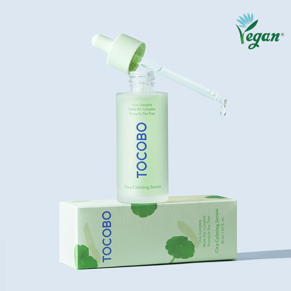 TOCOBO Cica Calming Serum plassert på produktemballasje med pipette, lett og beroligende K-beauty serum for irritert og akneutsatt hud, vegansk formel med cica-kompleks.