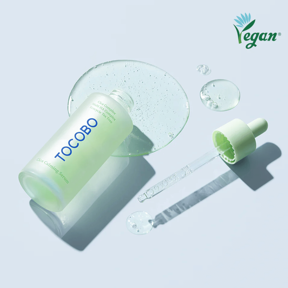 TOCOBO Cica Calming Serum med pipette og geltekstur, vegansk koreansk ansiktsserum som beroliger sensitiv hud og styrker hudbarrieren med cica, multi hyaluronsyre og tea tree.