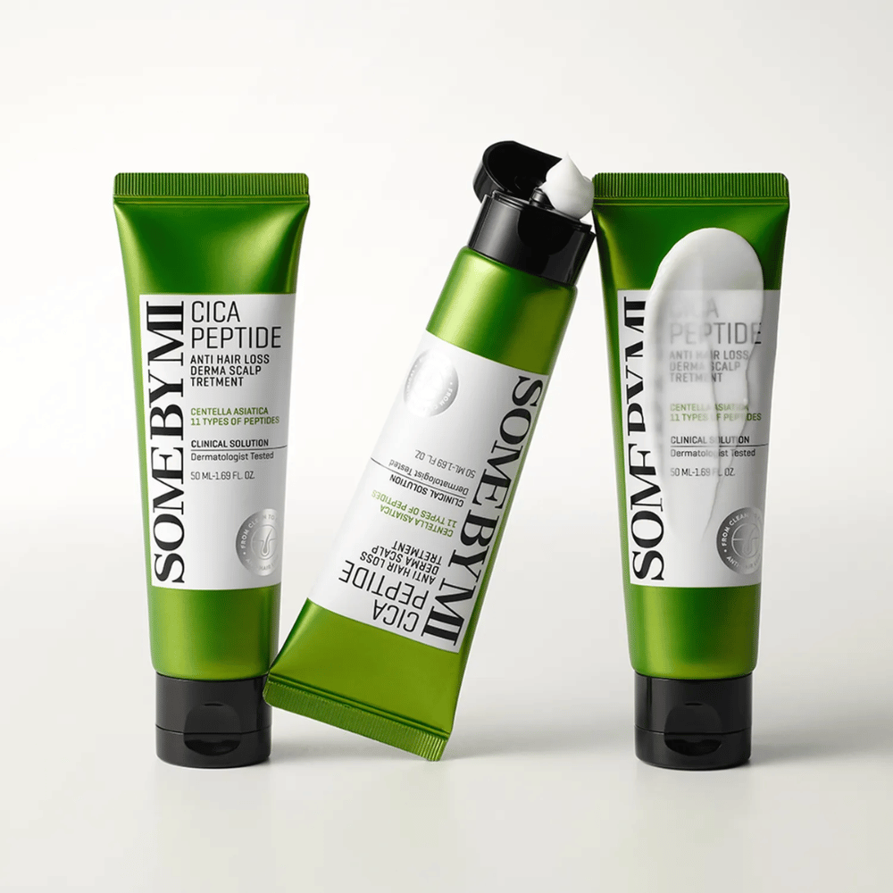 Tre tuber av SOME BY MI Cica Peptide Anti Hair Loss Derma Scalp Treatment i grønt og hvitt, hvorav en tube er åpen med hvit krem synlig.