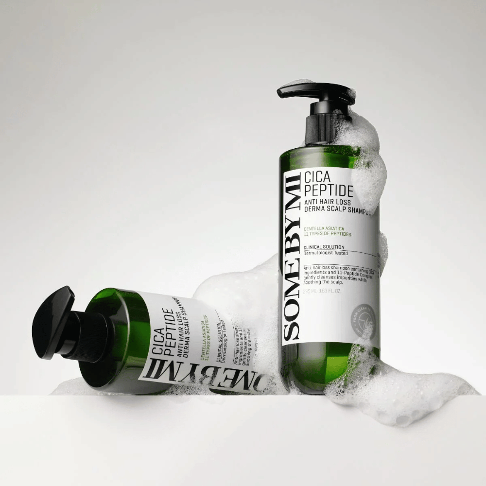 To flasker av SOME BY MI Cica Peptide Anti Hair Loss Derma Scalp Shampoo dekket av skum, stående og liggende mot hvit bakgrunn.