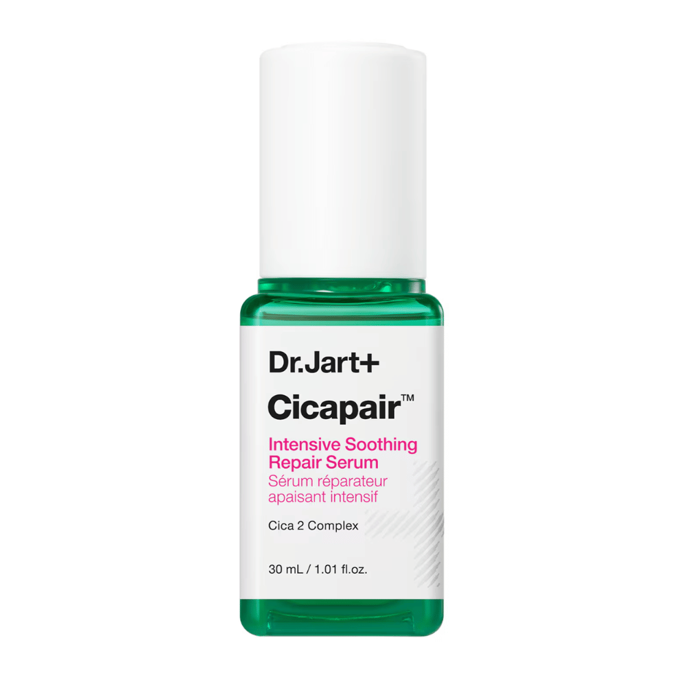 Dr.Jart+ Cicapair Intensive Soothing Repair Serum, 30 ml flaske. Flasken har en hvit kork med en grønn bunn og en etikett med teksten "Cicapair Intensive Soothing Repair Serum" og "Cica 2 Complex".