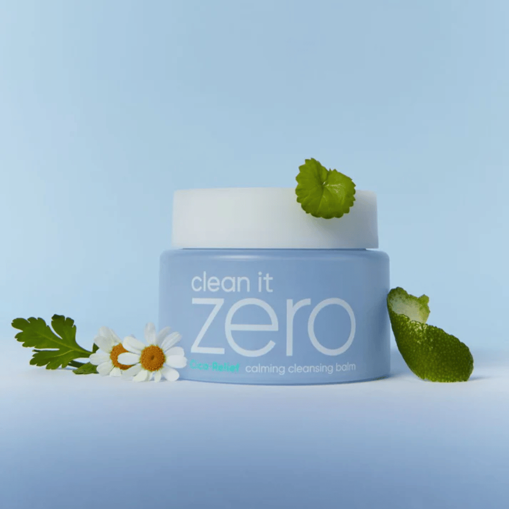 Clean It Zero Cica-Relief Calming Cleansing Balm plassert med planter og blomster, illustrerer mild rensing med beroligende CICA for sensitiv og irritert hud.
