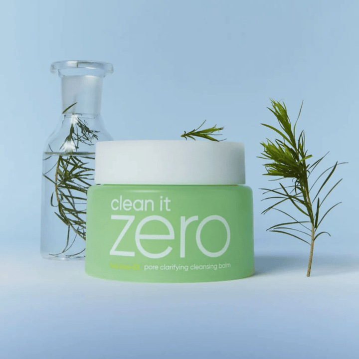 Produktbilde av Clean It Zero Pore Clarifying Cleansing Balm med tea tree-inspirasjon, en rensebalm som løser opp sminke og urenheter samtidig som porene renses skånsomt.