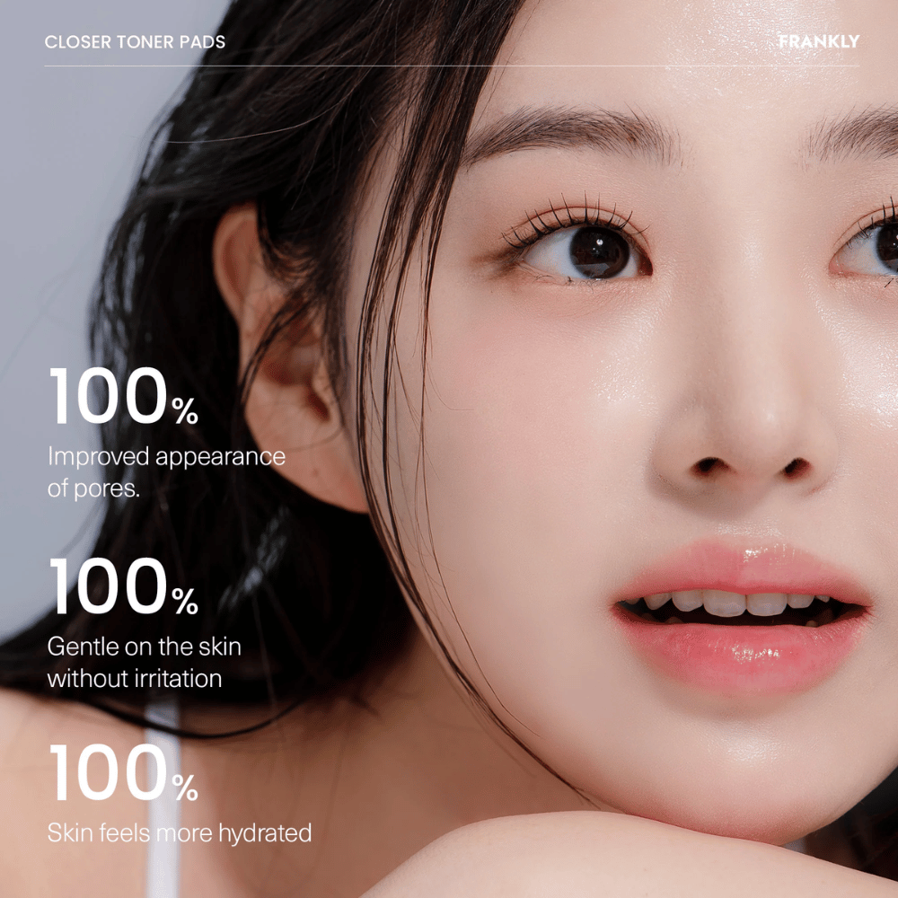 Kvinne med FRANKLY Closer Toner Pads viser resultat: 100 % forbedret porstruktur, 100 % fuktet hud og 100 % uten irritasjon.