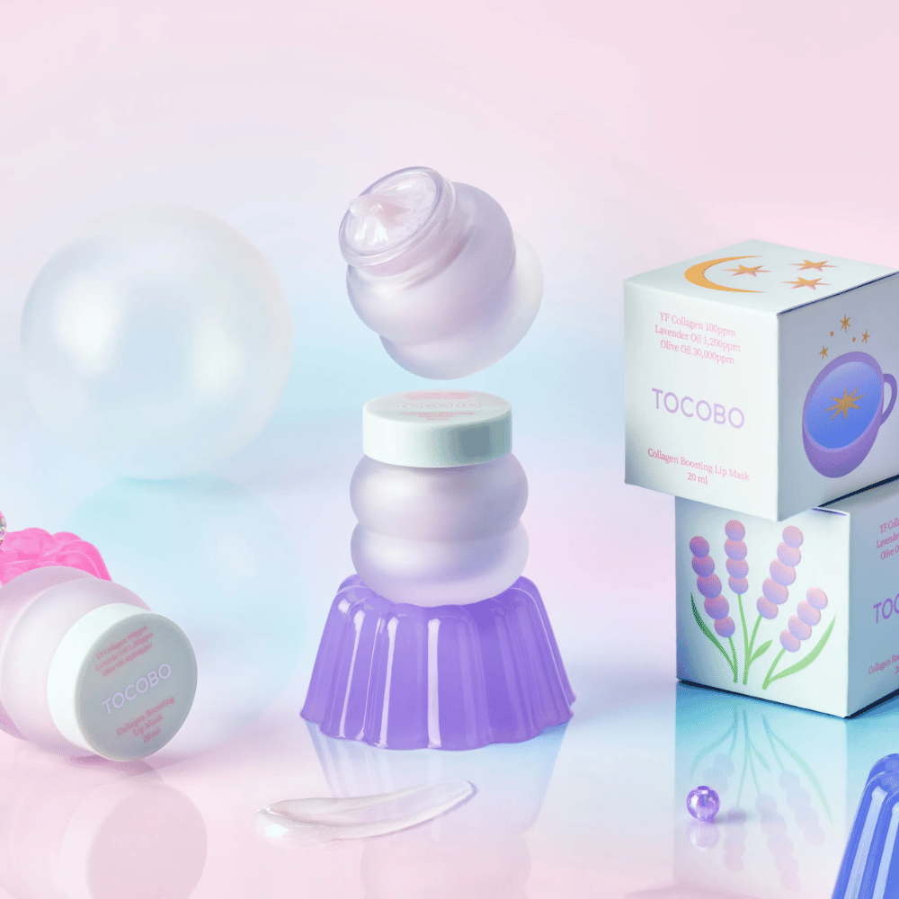 Flere krukker av TOCOBO Collagen Boosting Lip Mask med fantasifull bakgrunn i pastellfarger.
