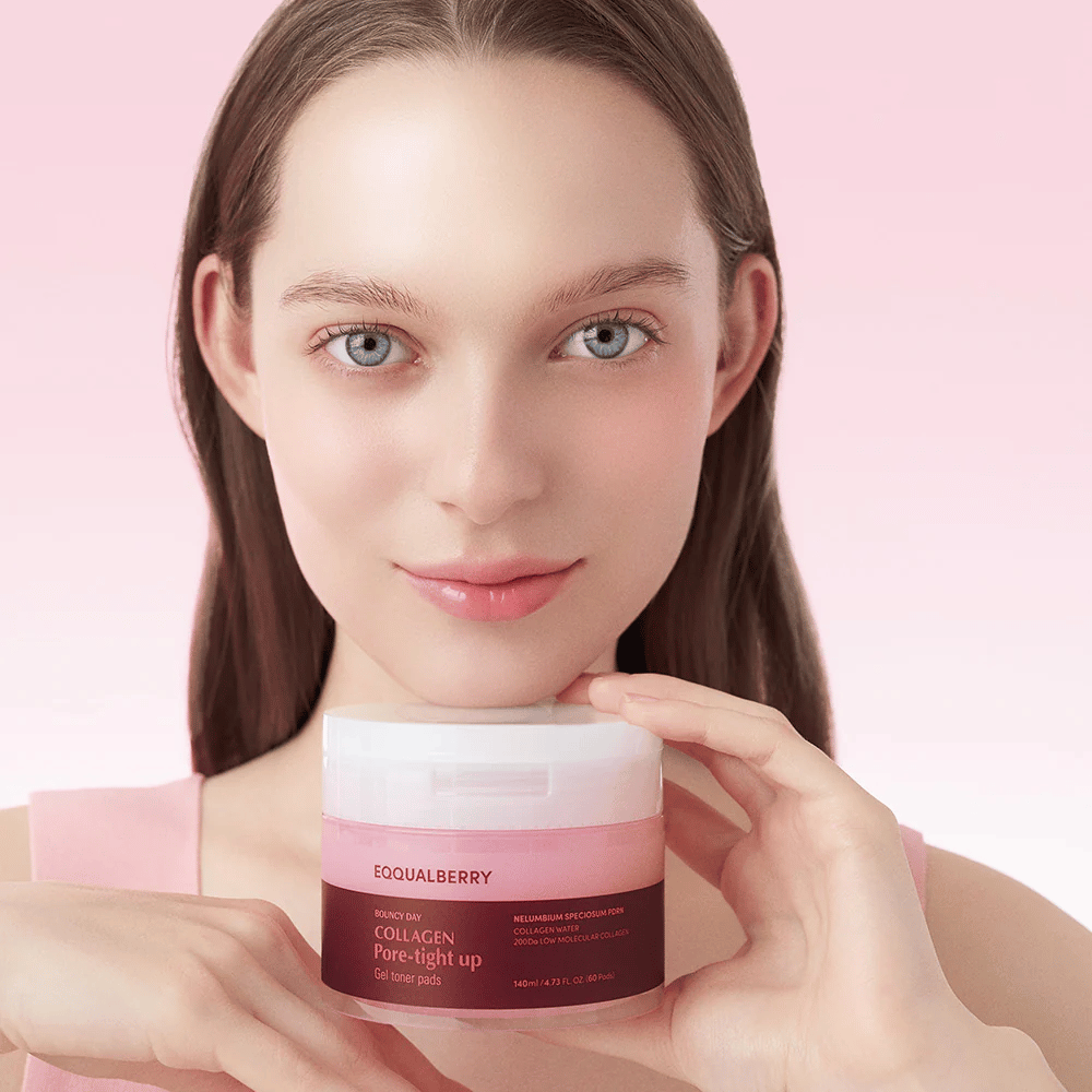En kvinne holder en boks Collagen Pore-Tight Up Gel Toner Pads, med en rosa bakgrunn og et smil. Boksen er merket med produktets navn og inneholder toner pads for å forbedre hudens fasthet og redusere porestørrelse.