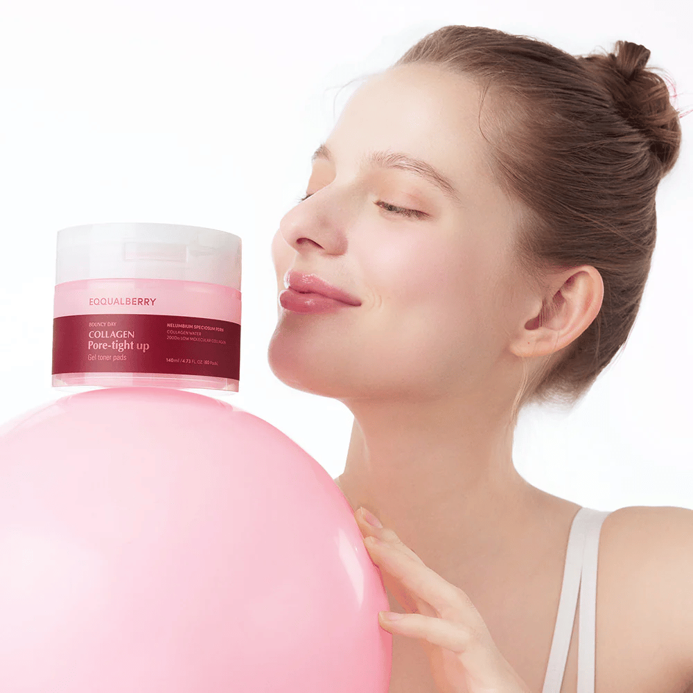 En kvinne står med en rosa ball og en boks Collagen Pore-Tight Up Gel Toner Pads, mens hun smiler og holder boksen nær ansiktet sitt. Boksen er merket med produktets navn og inneholder toner pads som hjelper til med å stramme opp huden og redusere porestørrelse.